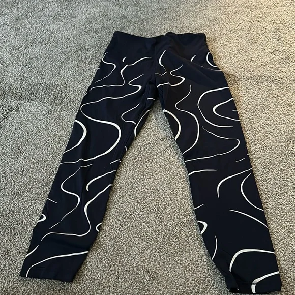 TORY BURCH TORY SPORT NAVY AND WHITE SWIRL LEGGINGS NWOT - Picture 1 of 3